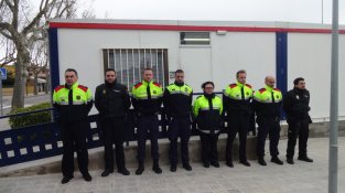 Minut de silenci en memòria de les víctimes de l'accident davant la comissaria de Mossos de la Jonquera