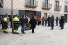 Minut de silenci a la plaça de l'Ajuntament de la Jonquera