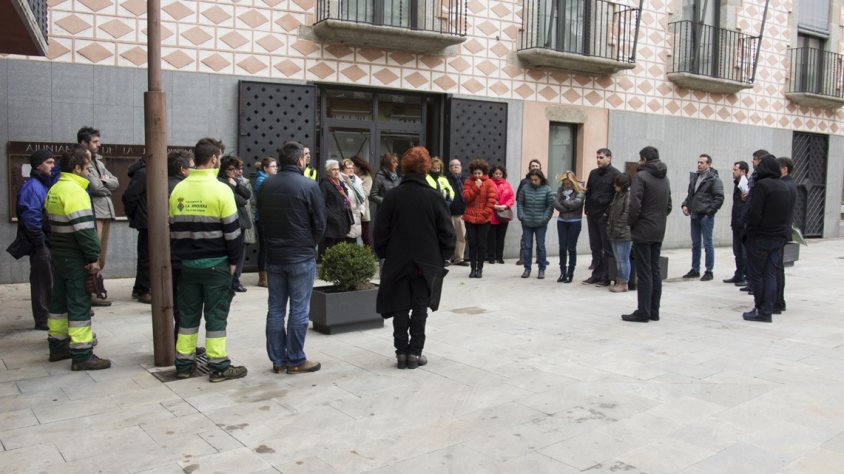 Minut de silenci a la plaça de l'Ajuntament de la Jonquera