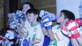 Els nois del parrtit d'iniciació del CP Jonquerenc en un moment de descans
