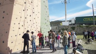 Festa de restauració del rocòdrom del CEJ a la zona esportiva
