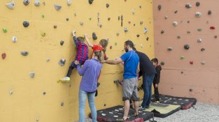 Festa de restauració del rocòdrom del CEJ a la zona esportiva