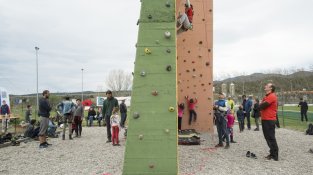 Festa de restauració del rocòdrom del CEJ a la zona esportiva