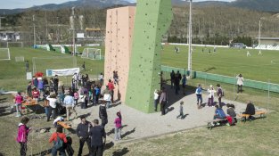 Festa de restauració del rocòdrom del CEJ a la zona esportiva