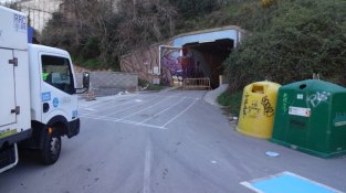 Carrer i túnel de la Comtessa, al nucli comercial d'el Portús