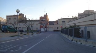 Carrer Maria Àngels Anglada, a tocar de l'edifici de l'àrea bàsica de salut de la Jonquera
