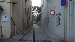 Carreró del Còrrec del Creixolà, a tocar de Can Laporta