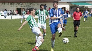 Una imatge del partit d'ahir contra el Mollet al camp de Les Forques