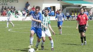 Una imatge del partit d'ahir contra el Mollet al camp de Les Forques