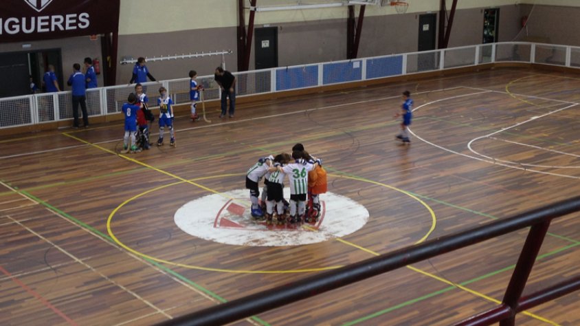 Una imatge del partit del Iniciació A al pavelló poliesportiu de la Jonquera aquest cap de setmana