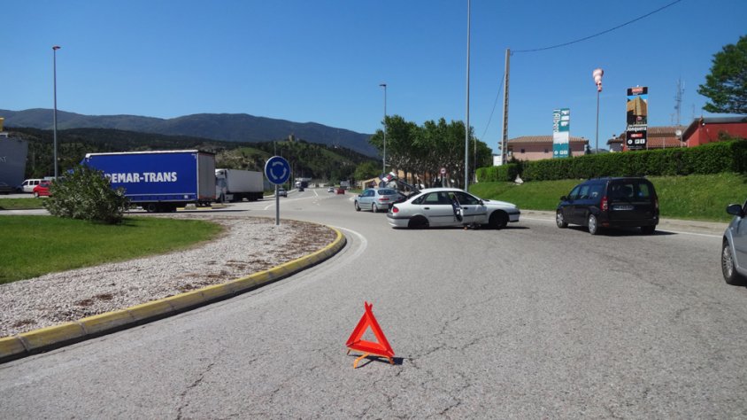 Un accident a la rotonda dels bombers provoca retencions