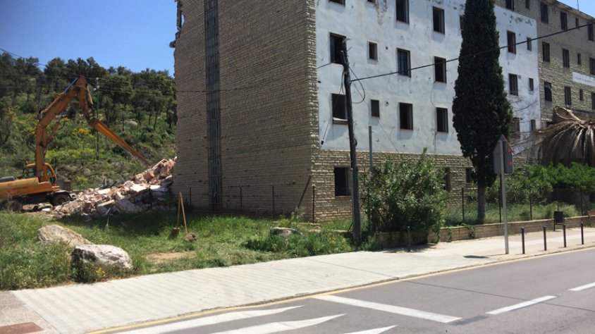 Comença l'enderroc de l'antiga caserna de la Guàrdia Civil