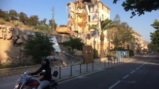 Enderroc de l'edifici de la Guàrdia Civil ahir a la tarda