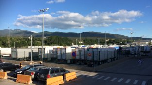 L'aparcament de l'àrea de servei Sol Jonquera completament tancat i amb enllumenat