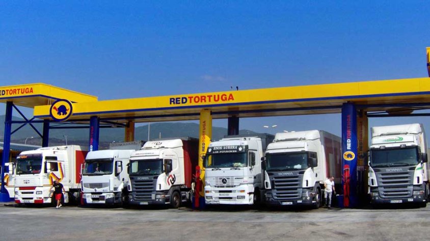 Camions proveïnt-se a la Jonquera. Redtortuga amplia la seva xarxa internacional amb la propera incorporació d’estacions de servei a Polònia