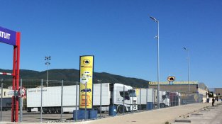 Vista parcial de l'aparcament de Rettortuga a l'avinguda Sis d'Octubre de la Jonquera