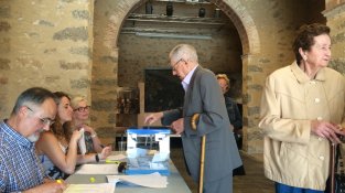 Mesa electoral a Can Laporta avui a les 12 del migdia