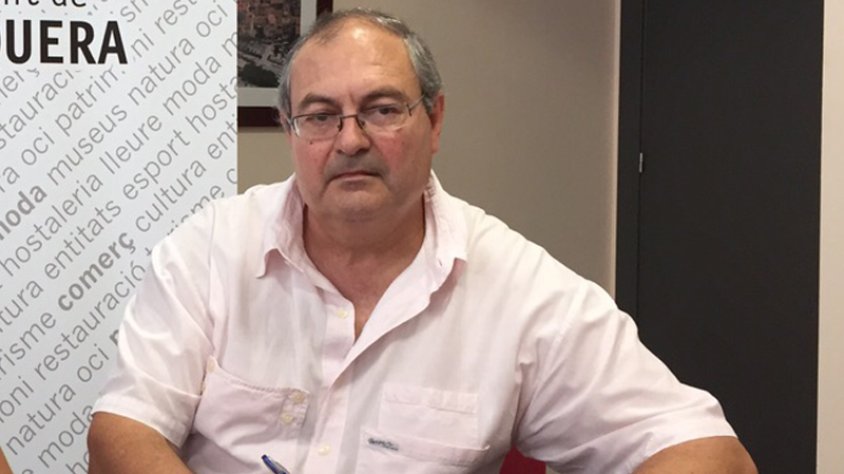 Narcís Quintana (PSC) signant  els acords de govern entre el seu partit i CIU