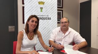 Signatura fa una estona de l'acord de govern entre CIU i PSC a l'Ajuntament de la Jonquera