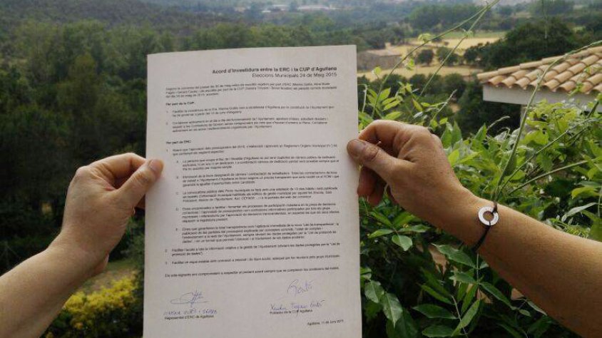 Full de l'acord d'investituda signat per Marina Gutés (ERC) i xandra Troyano (CUP)