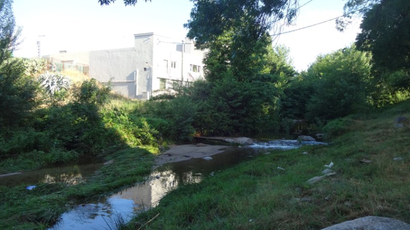 Una imatge del Llobregat d'Empordà al seu pas pel tram paral·lel al carrer Pau Casals
