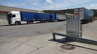 Una farola jau a terra des de fa setmanes