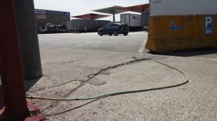 Un cable elèctric travessa una vorera al carrer Euskadi