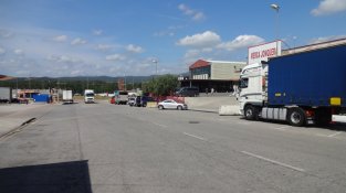Aspecte general del carrer Euskadi. La línia que senyalitza el centre del carrer ja no és visible