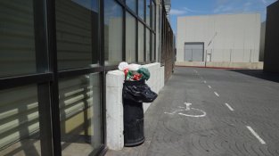 Una paperera plena que ja ningú buida des del tancament del buffet restaurant Mirador el passat mes d'abril