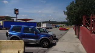 Un dels carrils de circulació del polígon es va reconvertir, ja fa anys, en aparcaments en bateria