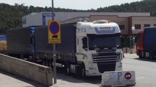 Malgrat la prohibició doble i expressa d'estacionar alguns xofers de camions continuen aparcant on els sembla més adient