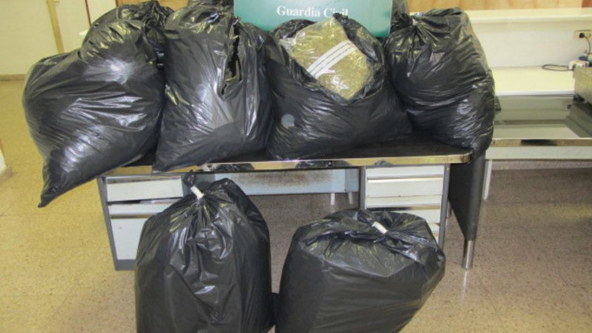 Els sacs d'escombraries carregats de marihuana que duia el xofer de la furgoneta.