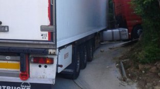 El camió encallat a la Vajol