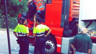 El xòfer que va causar l'incident, baixant del tràiler. Va quedar arrestat com a presumpte autor d'un delicte contra la seguretat viària