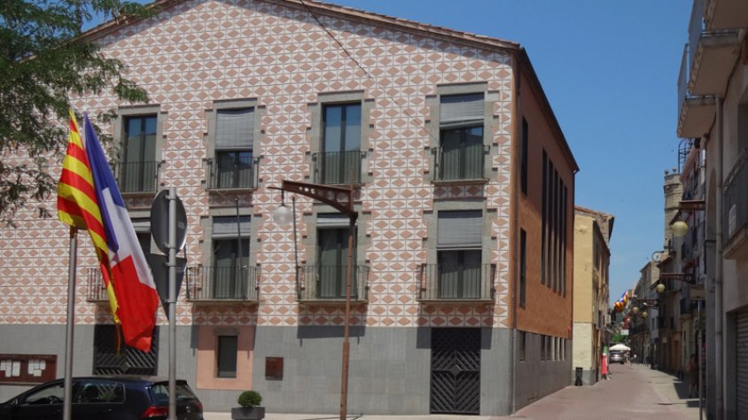 L'Ajuntament de la Jonquera s'adhereix al nou pla d'igualtat de Gènere. Imatge arxiu façana casa consistorial.