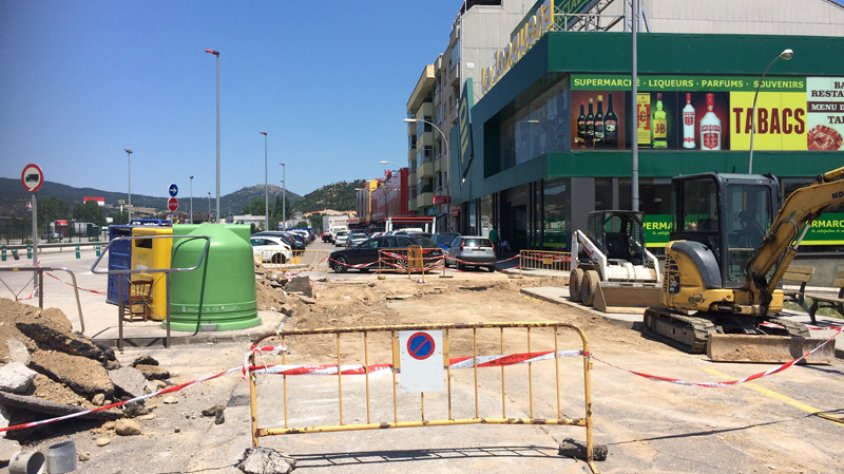 El carrer Arriate tallat per les obres de reparació de la canonada d'aigües potables