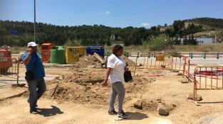 Dos turistes travessaven el carrer Querols aquest migdia