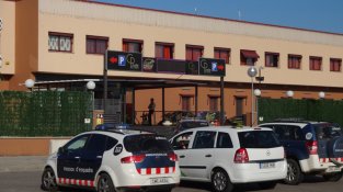 Dues patrulles de Mossos en un control al Paradise, en una imatge d'arxiu