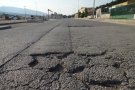 El pas continuat de camions passa factura al carrer 6 d'octubre