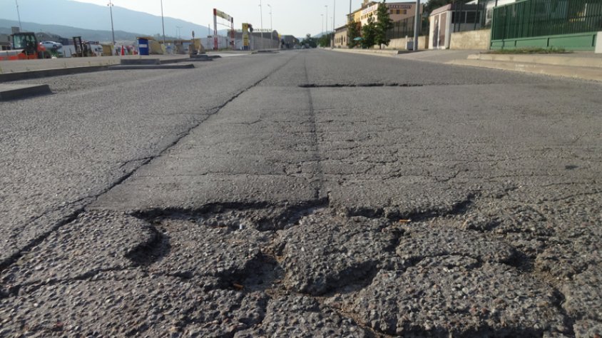 El pas continuat de camions passa factura al carrer 6 d'octubre