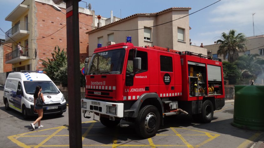 Incdendi en un contenidor de deixalles al carrer Vell