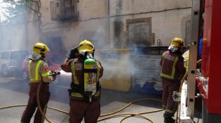Incendi en un contenidor de deixalles al carrer Vell
