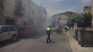 Incendi en un contenidor de deixalles al carrer Vell
