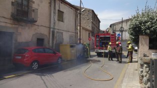 Incendi en un contenidor de deixalles al carrer Vell