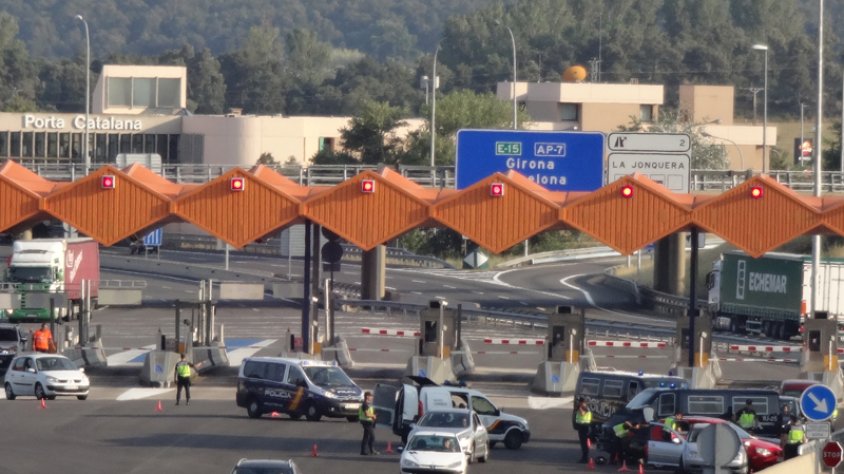 Control de la policia espanyola al peatge de l'AP7