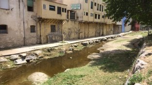 La calor deixa sec el Llobregat. Imatge d'avui al migdia.