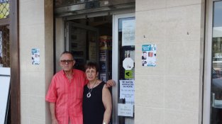 Joan Ventura i Enriqueta Cullell, a la porta del seu establiment