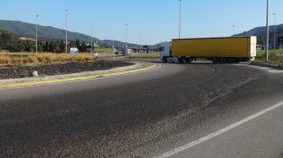 Així està el paviment a la majoria de les rotondes de l'N-II a la Jonquera. Imatge d'arxiu.