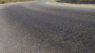 Queixes per l'estat del paviment a la rotonda de Can Quartos. La rotonda de Can Quartos avui dimarts