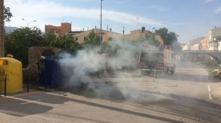 Incendi en un contenidor de deixalles al Paseig del riu Llobregat
